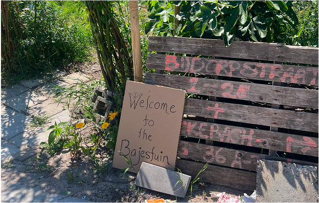A sign that says 'Welcome to the Bajestuin'